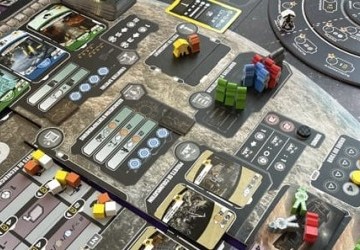 Cérès arrive en boutique, de la pose d’ouvriers conçue par Artipia avec l’aide d’un astrophysicien