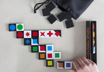 Qwirkle revient : Qwirkle Flex par Doc Knizia & Susan McKinley Ross