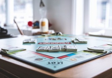 Règles du jeu Monopoly : guide complet 2025 avec argent