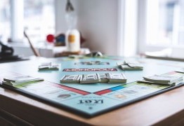 Règles du jeu Monopoly : guide complet 2025 avec argent